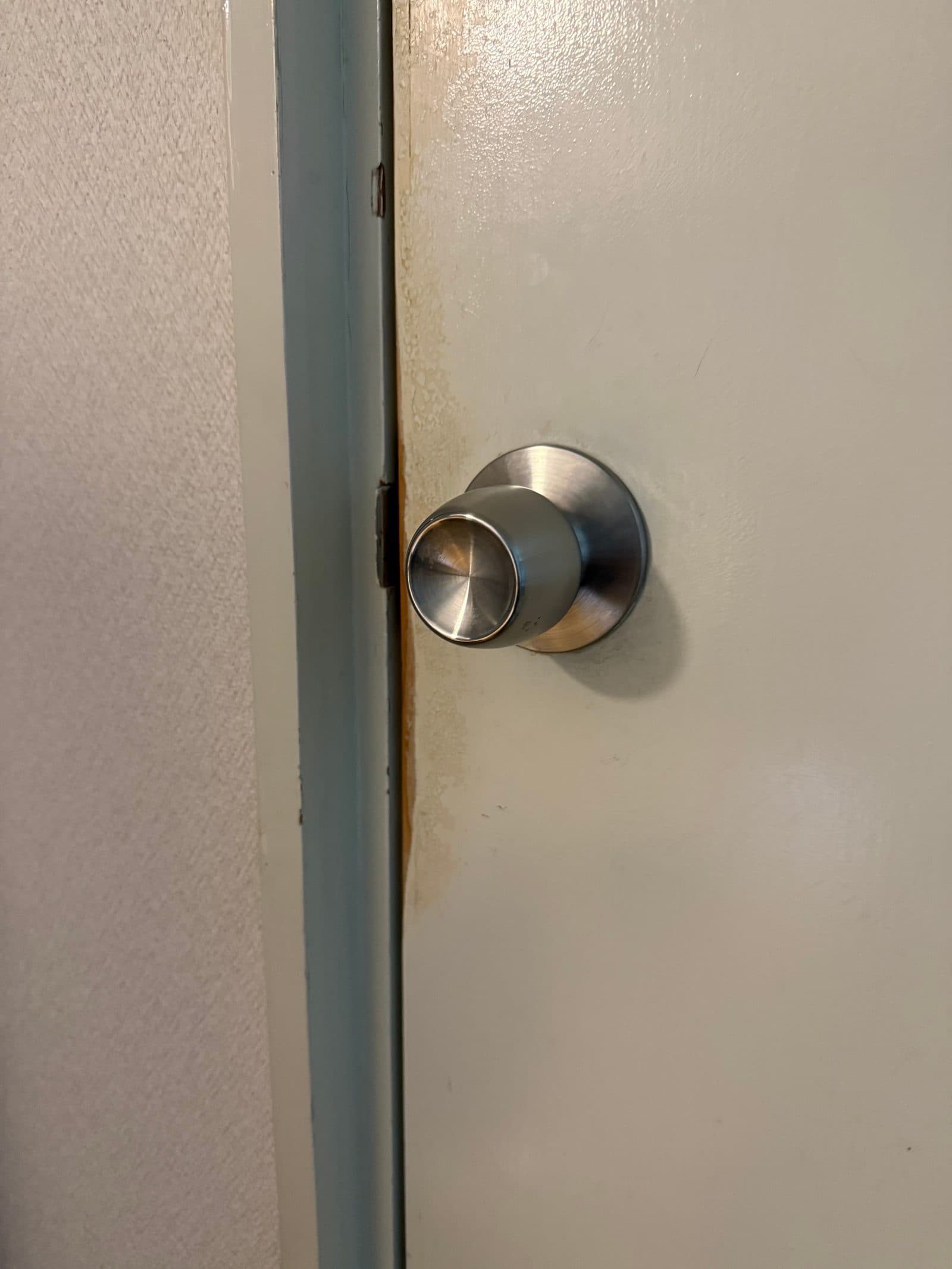 調整後、ラッチがスムーズに収まるようになったトイレのドアノブ
