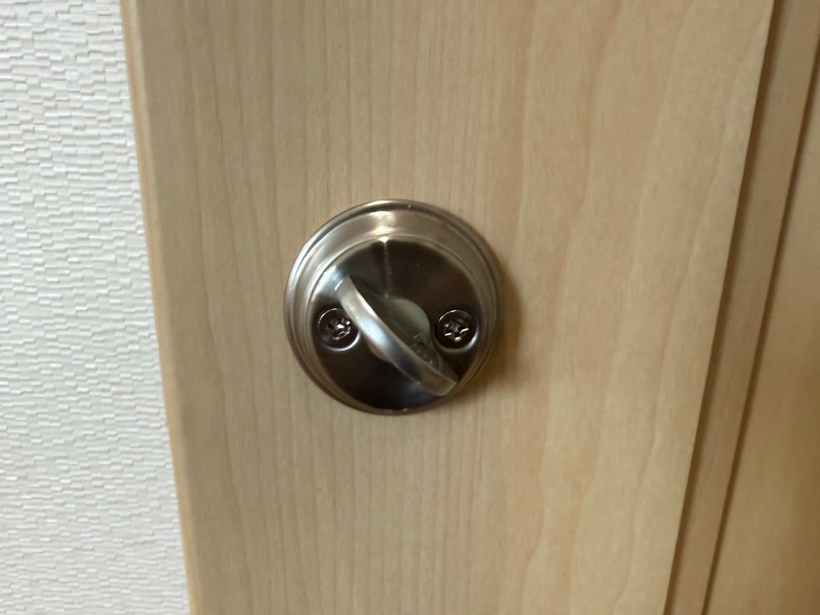 室内扉の反対側に取り付けたサムターン