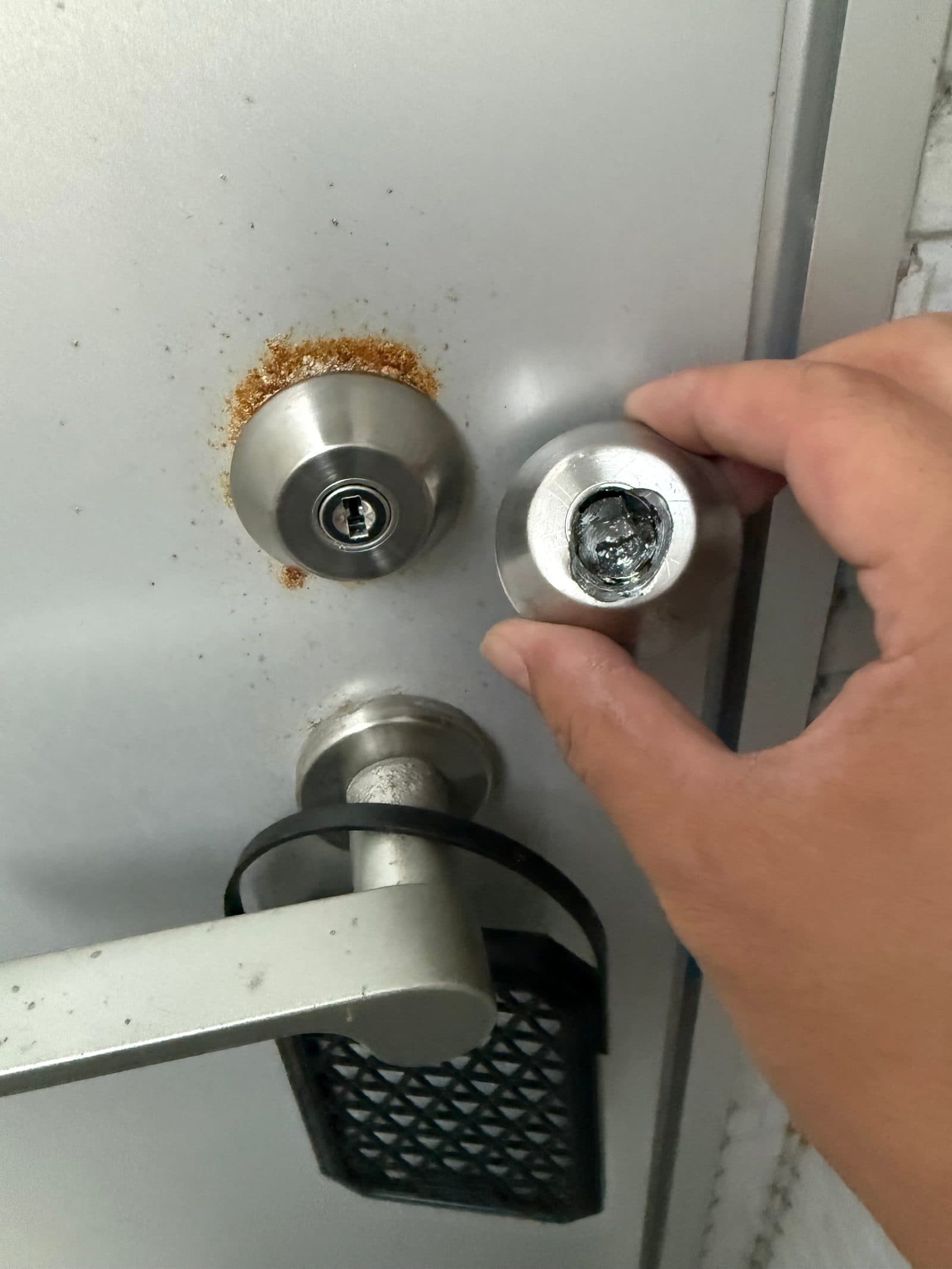 破壊解錠した古いシリンダーと交換用の新しいシリンダー