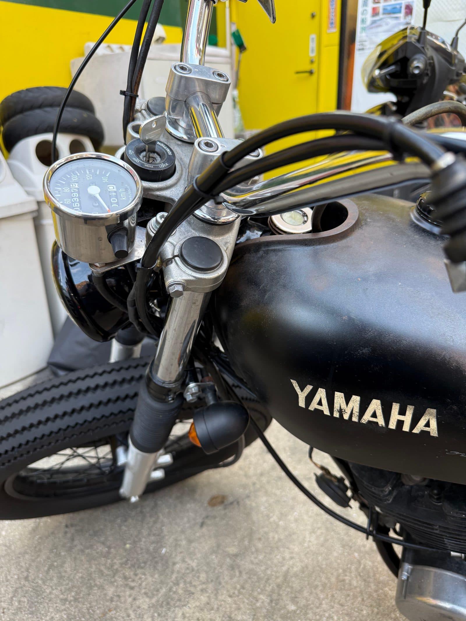 ヤマハSR400のハンドル周りとイグニッションロック