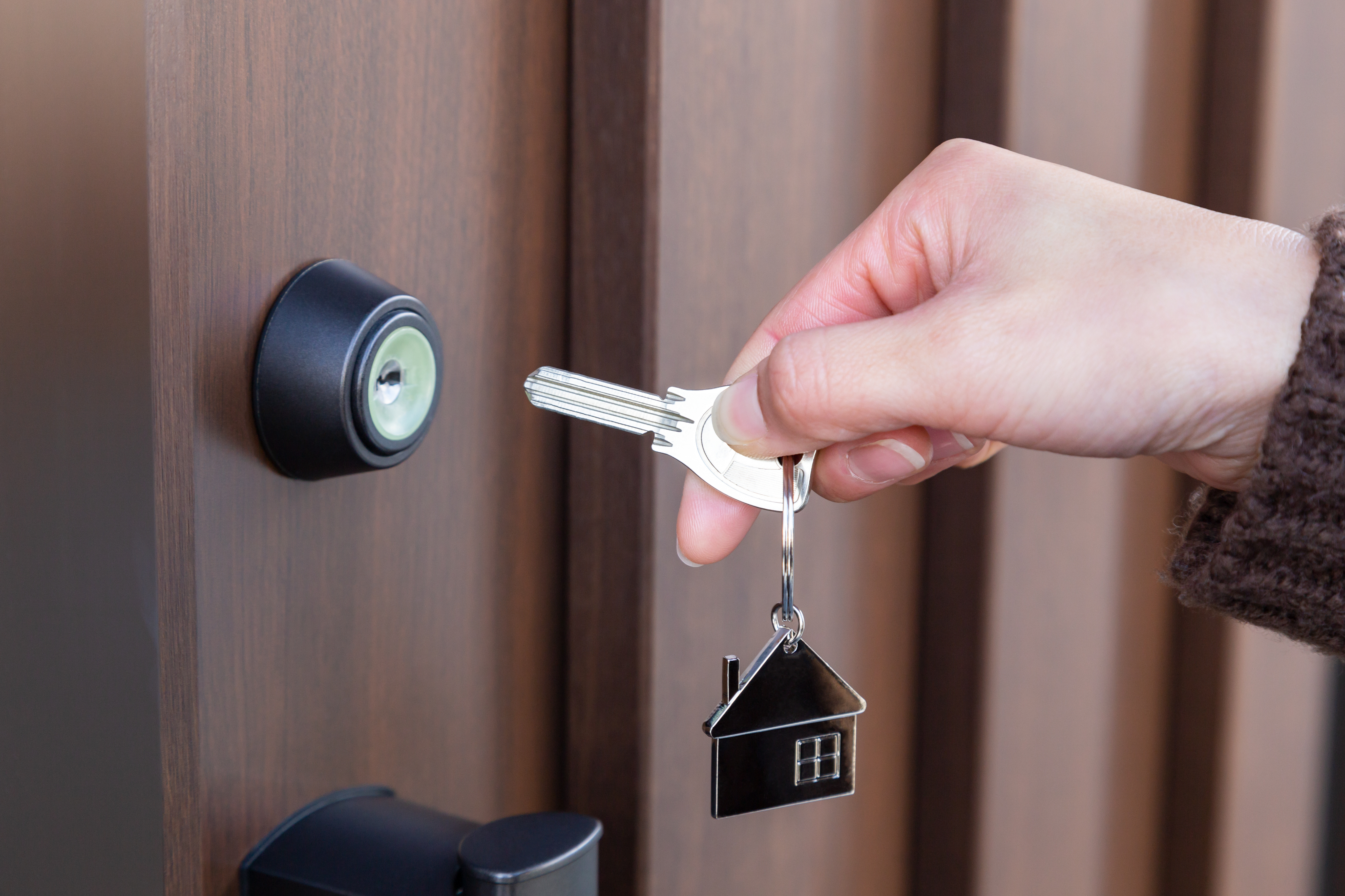 深夜・緊急の鍵開けは福岡のどこに頼む?料金・業者の選び方を解説